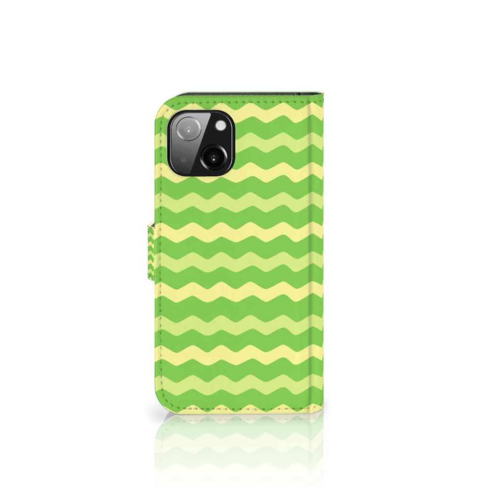 Apple iPhone 13 Telefoon Hoesje Waves Green met flitsend groen en gele golven 🌊.