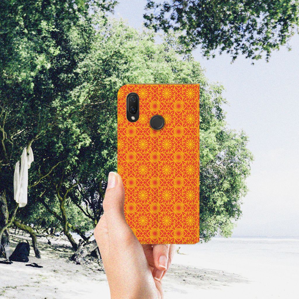 Huawei P Smart Plus Hoesje met Magneet Batik Oranje