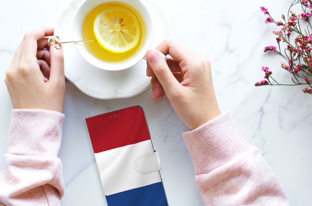 Motorola Moto G22 Bookstyle Case Nederlandse Vlag met koffie en citroen op tafel.