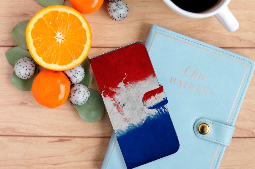 Samsung Galaxy A35 Bookstyle Case Nederland met artistiek ontwerp van de Nederlandse vlag op een houtachtige ondergrond.