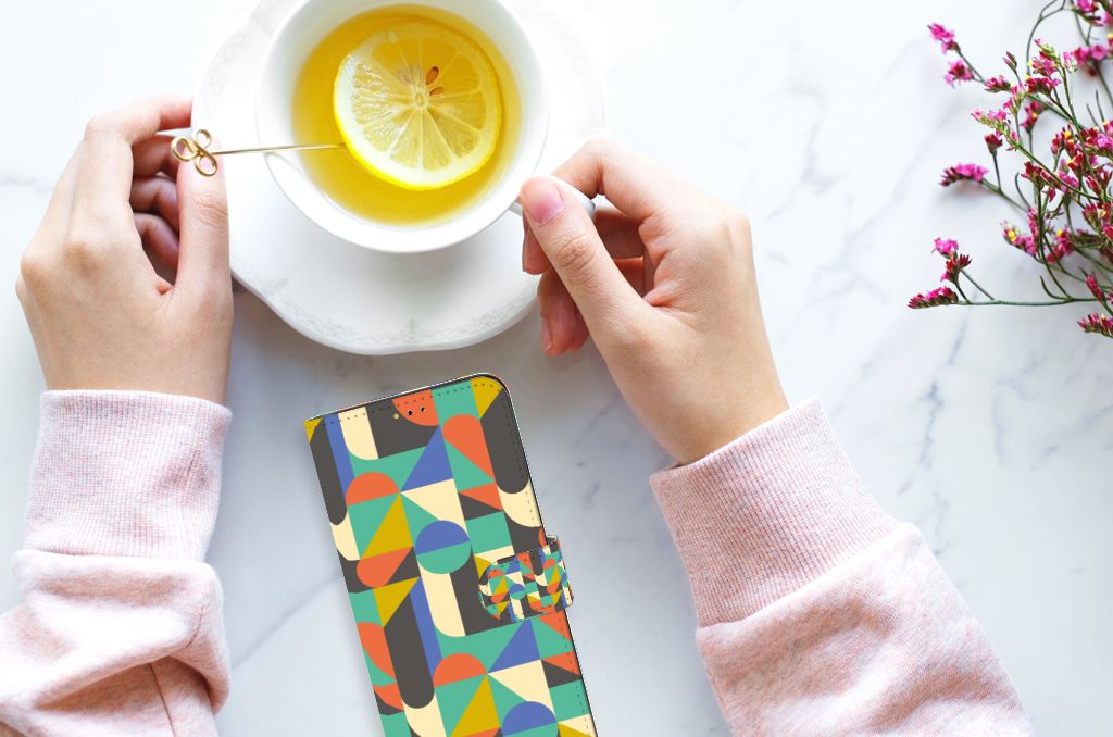 Samsung Galaxy A14 5G Telefoon Hoesje Funky Retro op een tafel met een kopje thee en citroen.