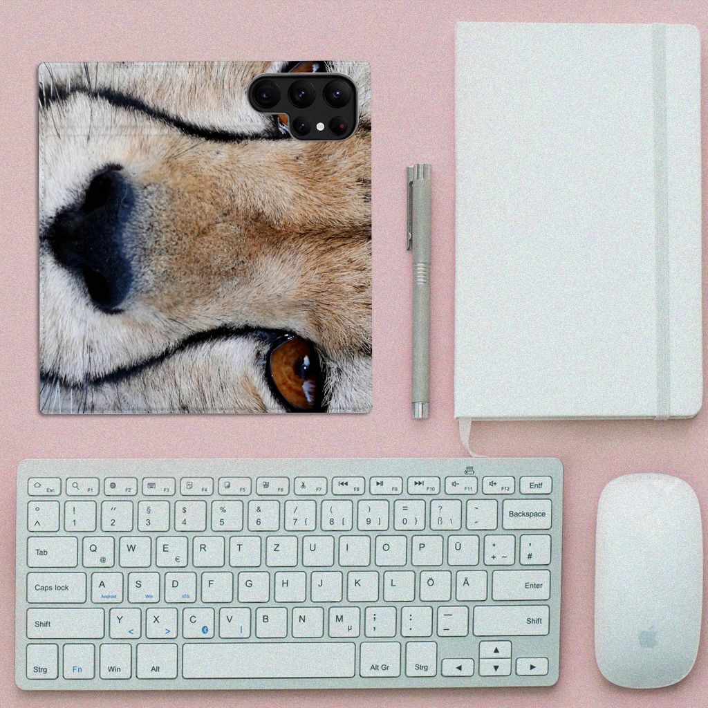 Samsung Galaxy S23 Ultra Hoesje maken Cheetah met close-up van een jachtluipaard op bureau met accessoires.
