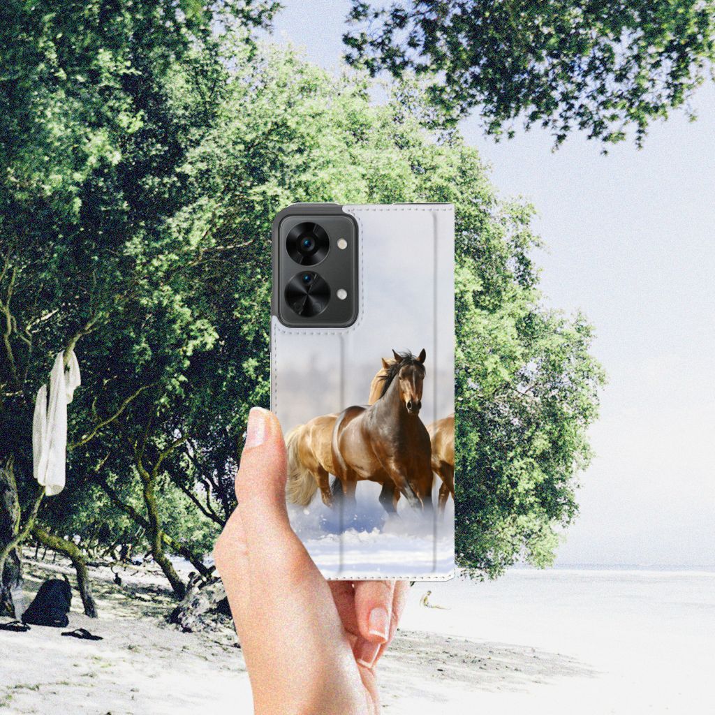 OnePlus Nord 2T Hoesje maken Paarden met een afbeelding van gallopperende paarden op een strand