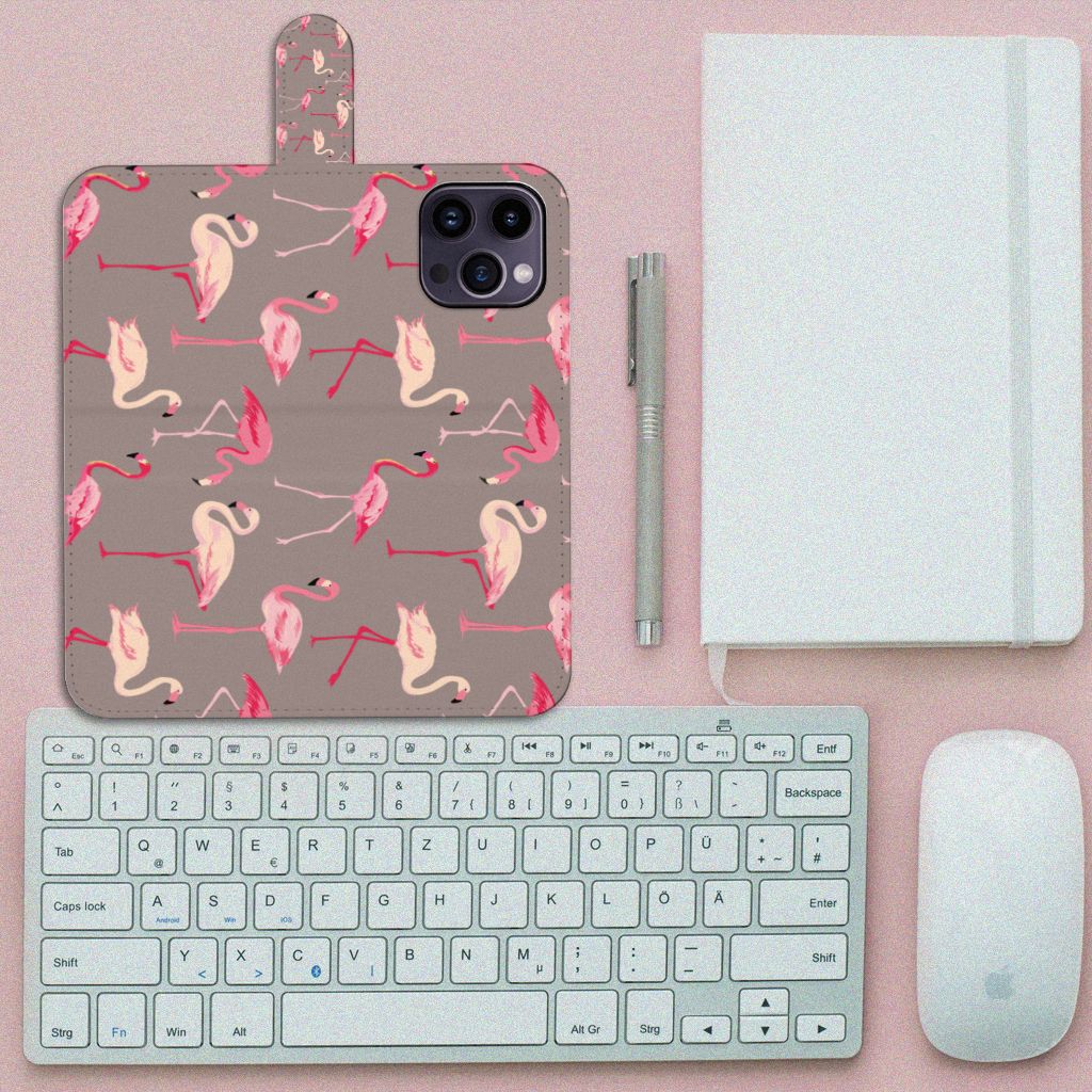 iPhone 15 Pro Max Telefoonhoesje met Pasjes Flamingo op een bureau met een toetsenbord en notitieboek.