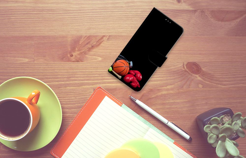 Nokia 2.4 Wallet Case met Pasjes Sports met sport afbeeldingen en accessoires op een bureau.