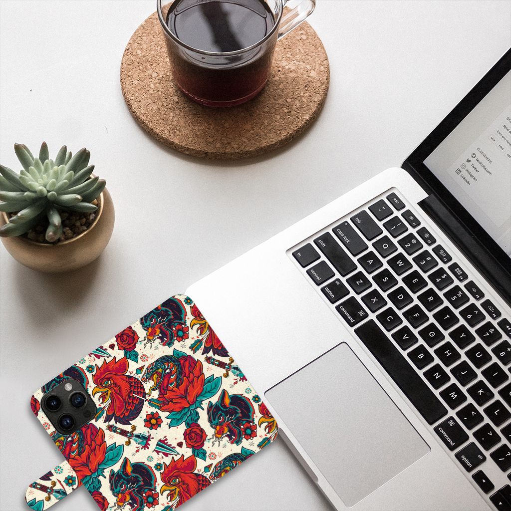 Telefoonhoesje met foto voor iPhone 15 Pro Old Skool met vintage bloemen en tattoo-achtige stijl op een bureau.