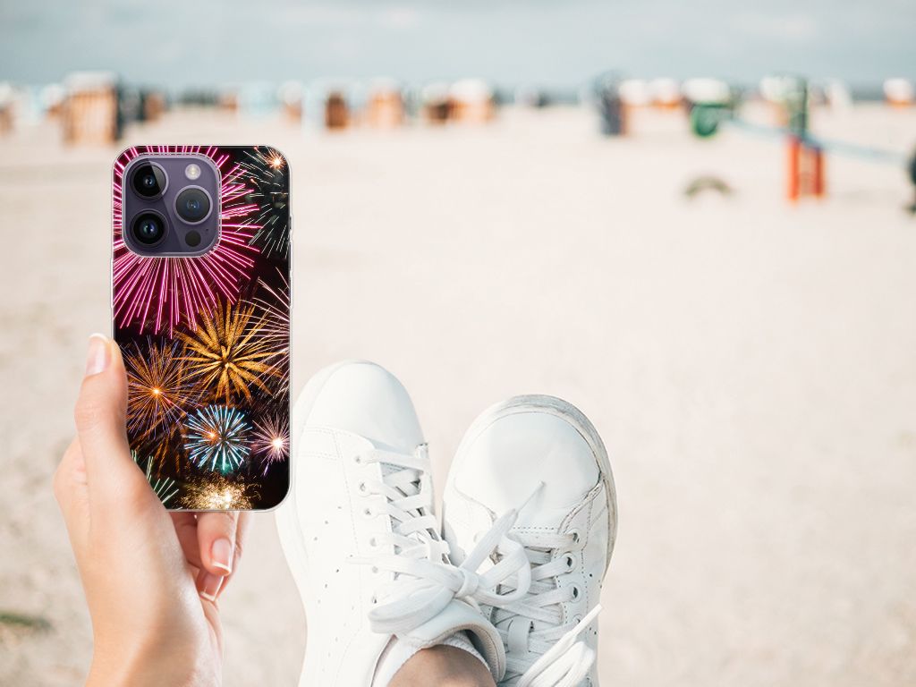 Apple iPhone 14 Pro Silicone Back Cover Vuurwerk met vrolijke siervuurwerk print op een zonnige strandachtergrond.