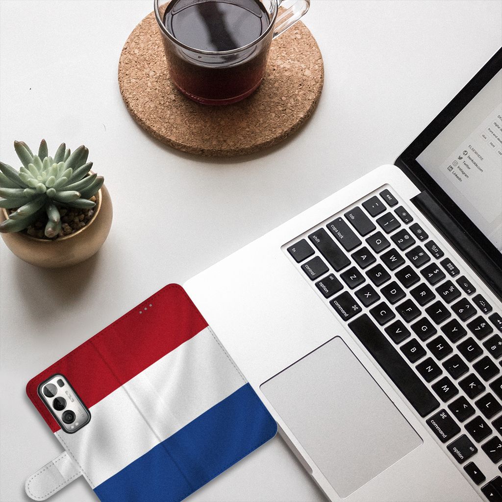 OPPO Find X3 Neo 5G Bookstyle Case Nederlandse Vlag naast een laptop en plant op een bureau.