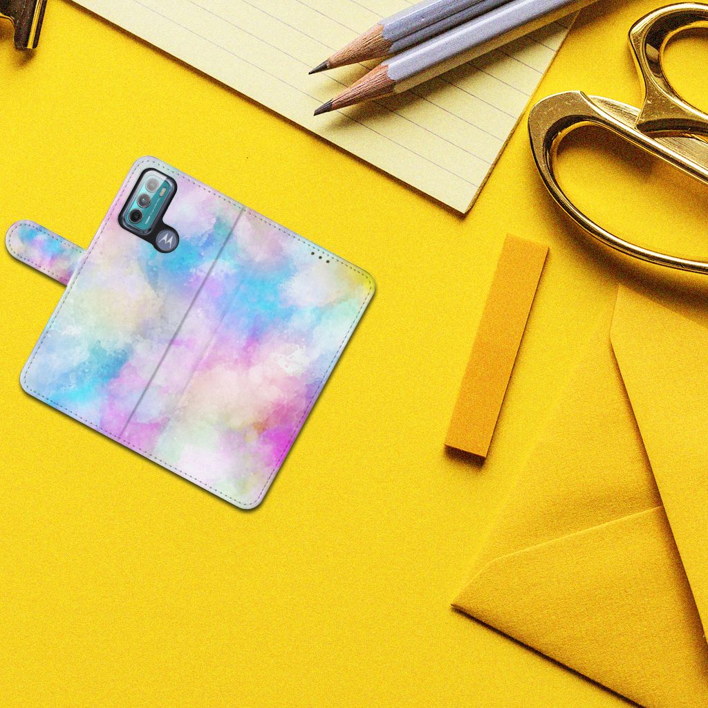 Hoesje Motorola Moto G60 Watercolor Light op een gele achtergrond met pastelkleuren en creatieve accessoires.