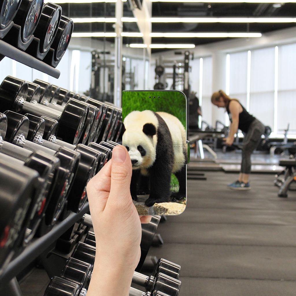 iPhone 13 Pro Telefoonhoesje met Pasjes Panda 🐼 in sportschool met halters op de achtergrond