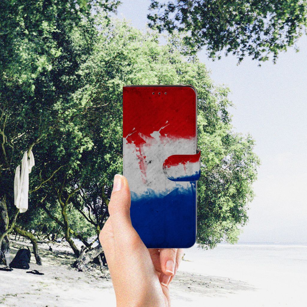 Sony Xperia L4 Bookstyle Case Nederland met artistiek ontwerp van de Nederlandse vlag in een natuurlijke omgeving
