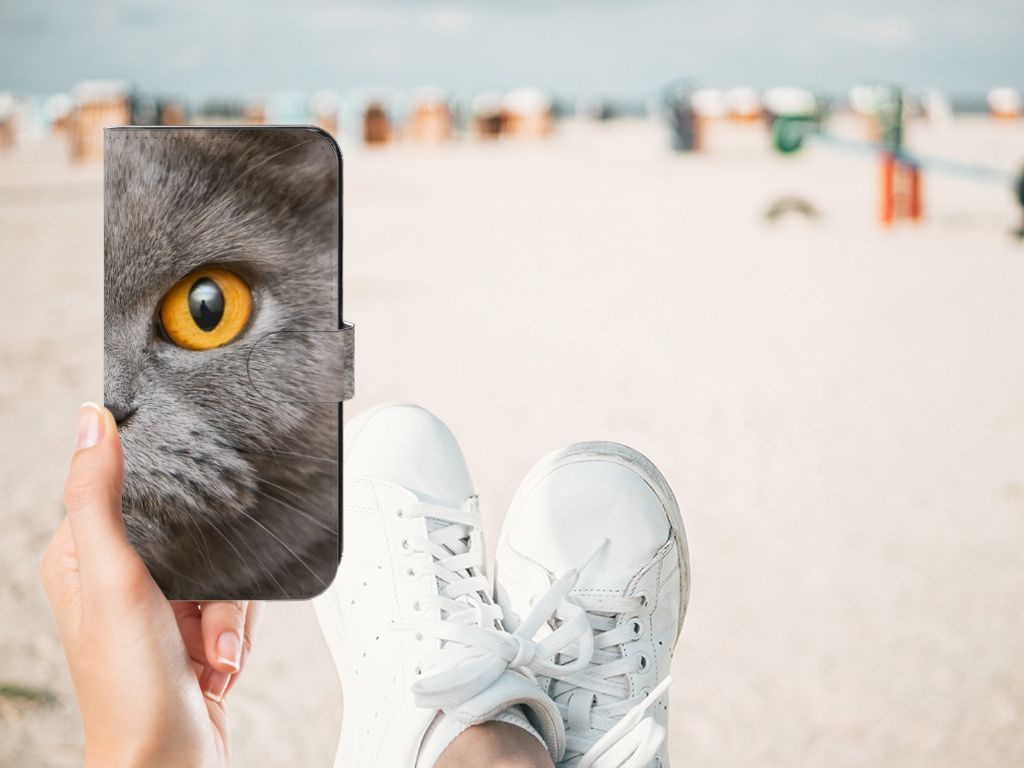 Telefoonhoesje met Pasjes OnePlus Nord CE 3 Britse Korthaar in hand op het strand met sneakers