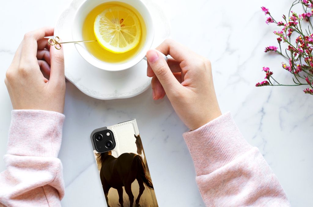 iPhone 13 Mini Hoesje maken Design Cowboy met paardenafbeelding, handholding telefoon naast limonadethee.