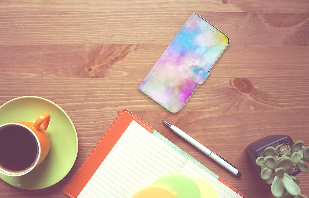 Hoesje Samsung Galaxy A31 Watercolor Light op houten tafel met een notitieboek en een kop koffie.