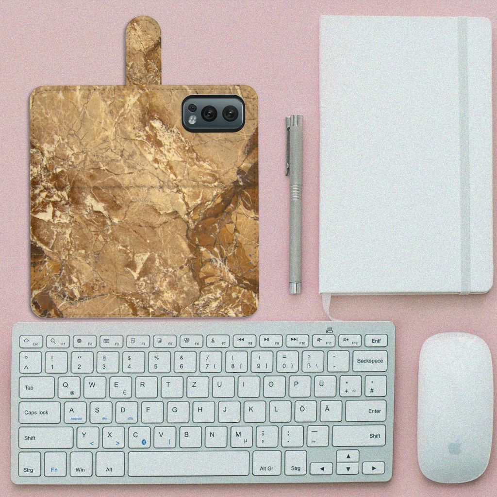 OnePlus Nord 2 5G Bookcase Marmer Creme op een bureau met toetsenbord en muis.