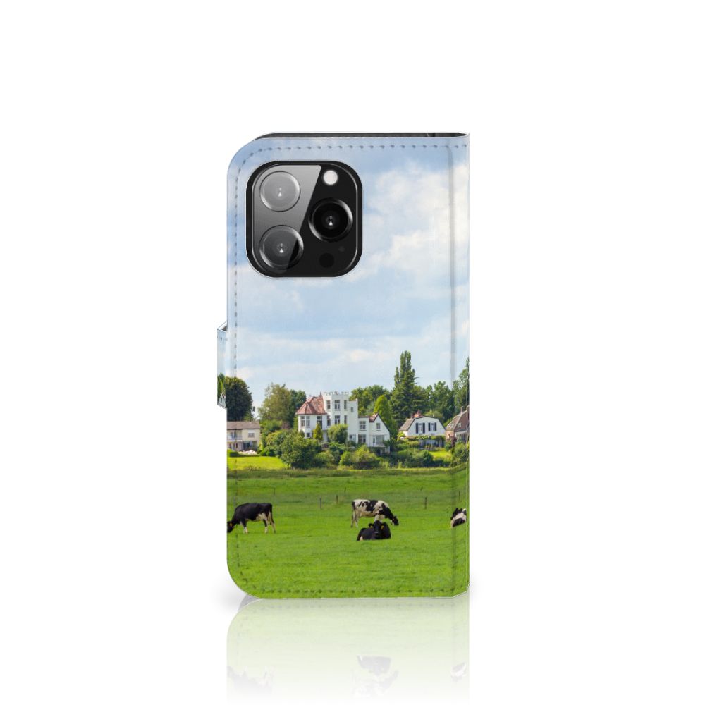 iPhone 13 Pro Telefoonhoesje met Pasjes Koeien met grazende koeien in een groene omgeving 🐄