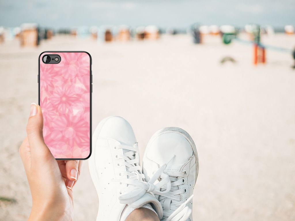 iPhone SE 2022 | SE 2020 | 7/8 Bloemen Hoesje Spring Flowers in hand on beach with sneakers