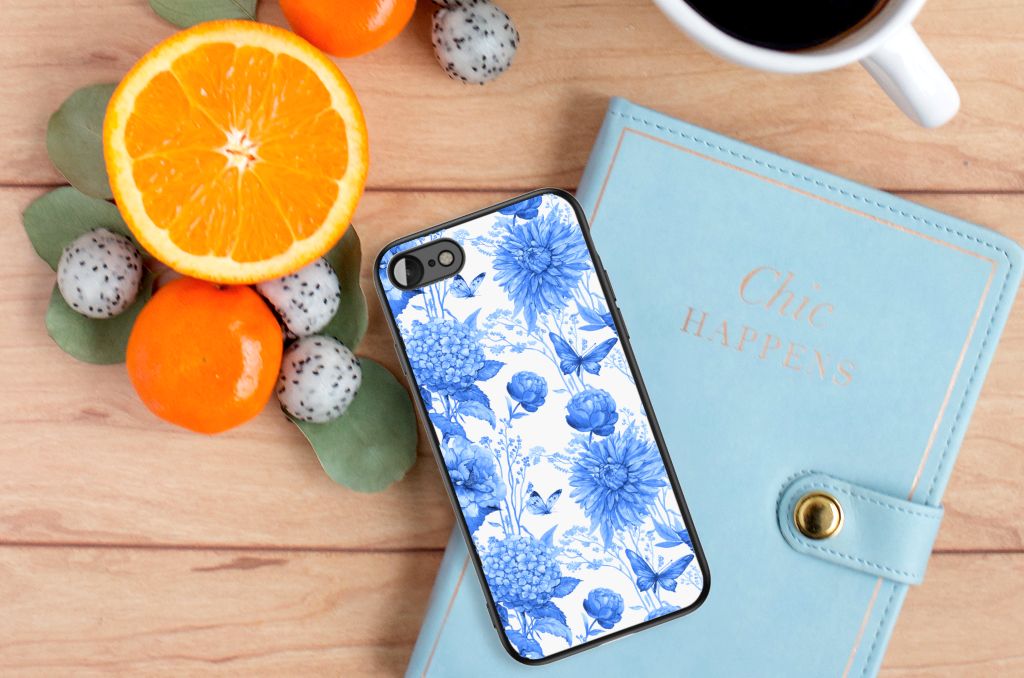 Bloemen Hoesje voor iPhone SE 2022 | SE 2020 | 7/8 Flowers Blue op een tafel met fruit en een notitieboek.