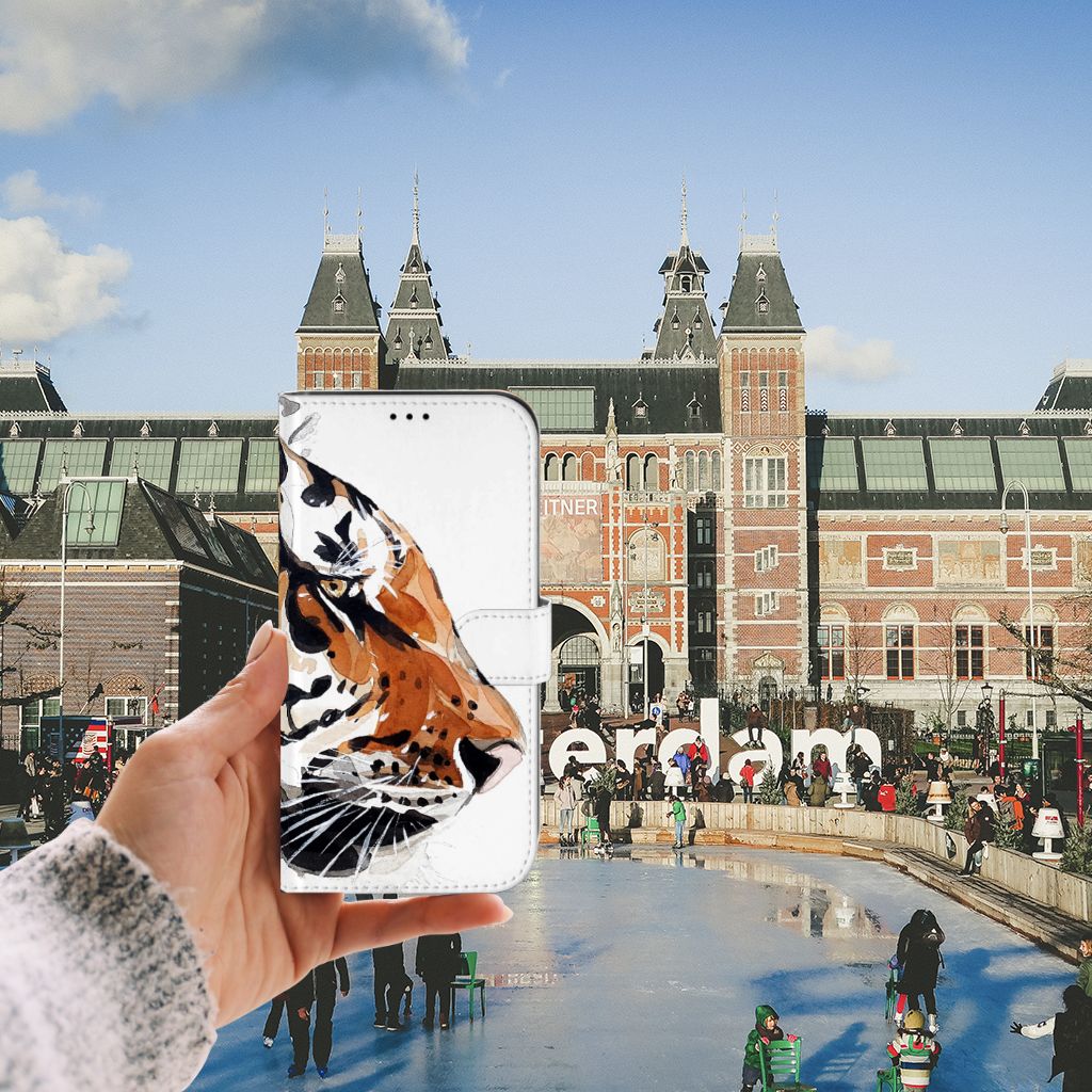 Hoesje iPhone 13 Pro Max Watercolor Tiger in hand met het Rijksmuseum op de achtergrond.