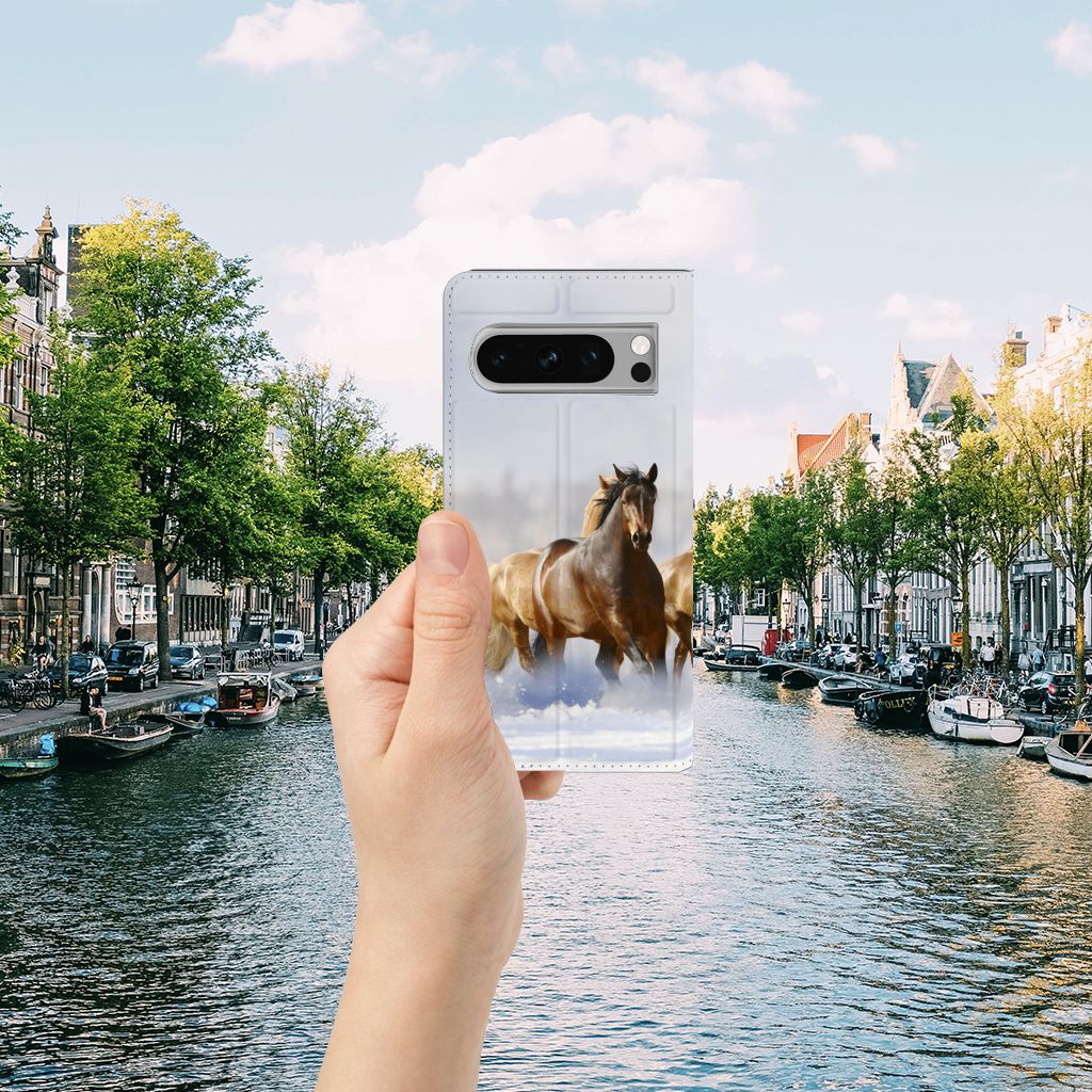 Google Pixel 8 Pro Hoesje maken Paarden met afbeelding van rijdende paarden in Amsterdam.