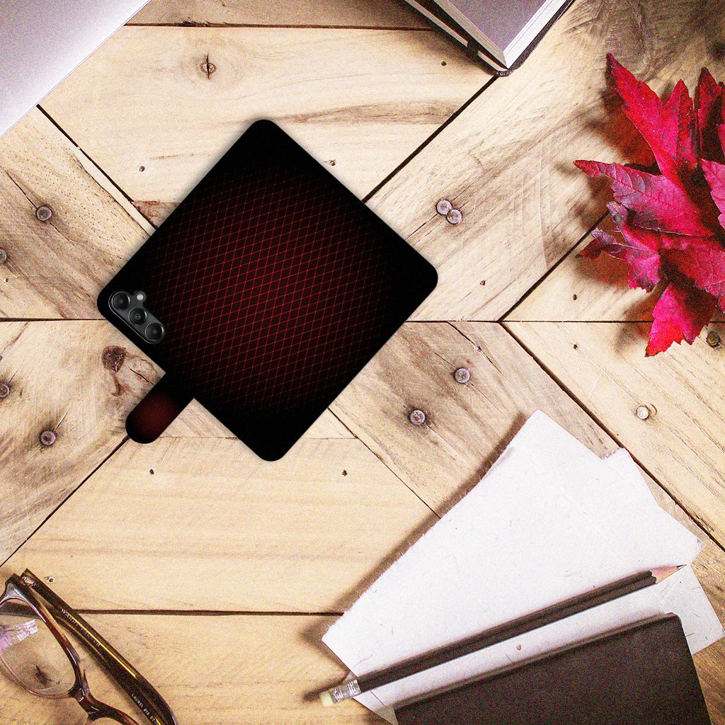 Samsung Galaxy A05s Telefoon Hoesje Geruit Rood op een houten tafel met kantoorbenodigdheden.