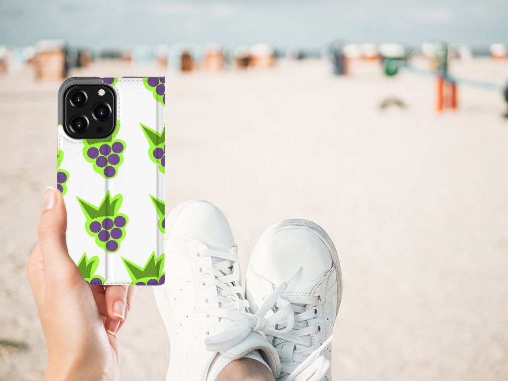 iPhone 13 Pro Flip Style Cover Druiven met vrolijke paarse druivenprint op een strandachtergrond 🟣