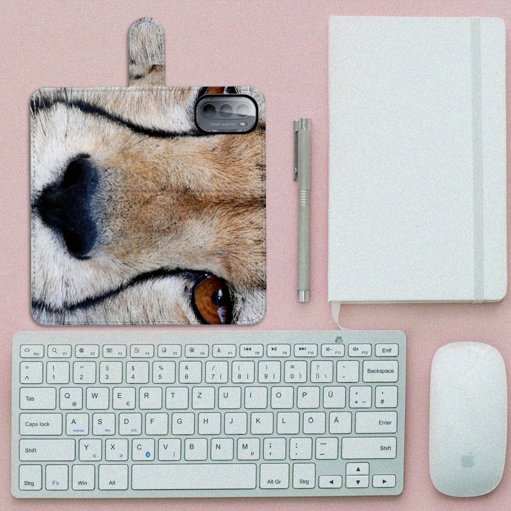 Motorola Moto G31 | G41 Telefoonhoesje met Pasjes Cheetah op een bureau met accessoires.