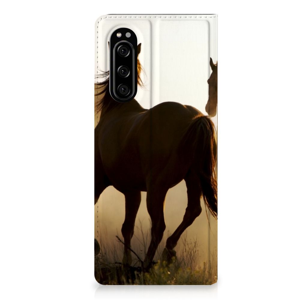 Sony Xperia 5 Hoesje maken Design Cowboy met afbeelding van paarden in de natuur.