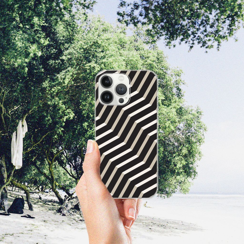 iPhone 13 Pro Max TPU Hoesje Illusion met zwart-witte zigzagprint in hand op het strand