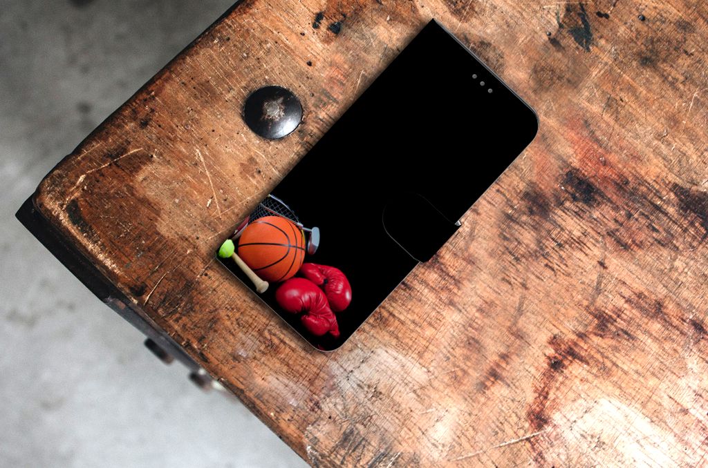 Samsung Galaxy S21 Plus Wallet Case met Pasjes Sports met sportafbeeldingen op een houten tafel.