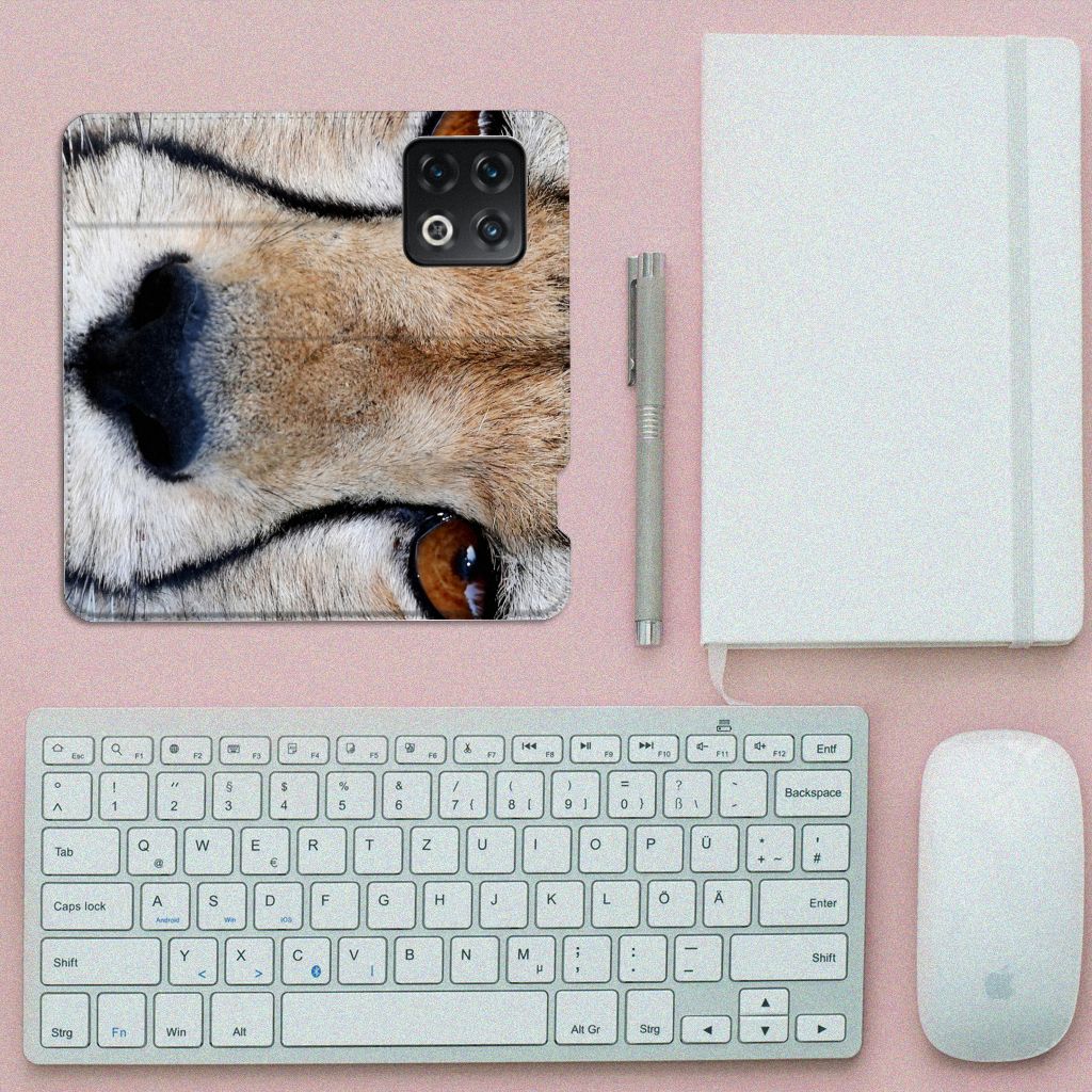 OnePlus 10 Pro Hoesje maken Cheetah met close-up afbeelding van een cheetah op een bureau.