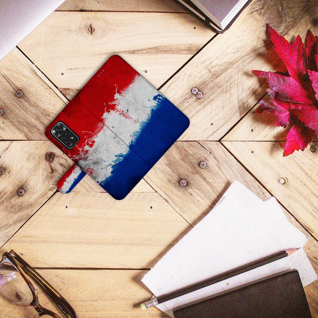 Xiaomi Redmi Note 11 Pro 5G/4G Bookstyle Case Nederland met artistic design van de Nederlandse vlag op een houten tafel.