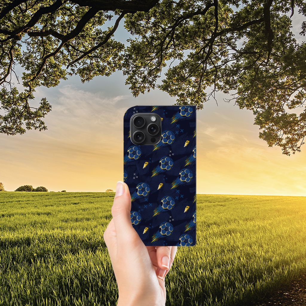 Hoesje met Magneet voor iPhone 15 Pro Max Voetbal met kleurrijk design in een natuurlijke omgeving.