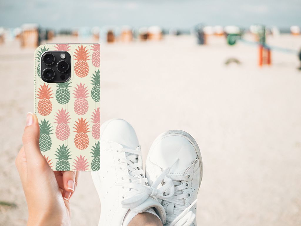 iPhone 15 Pro Flip Style Cover Ananas met kleurrijke ananassen, perfect voor een trendy look op het strand 🍍.