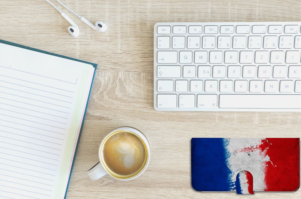 PPO A57 | A57s | A77 4G Bookstyle Case Nederland met Nederlandse vlag op bureau met koffie en notitieboek.