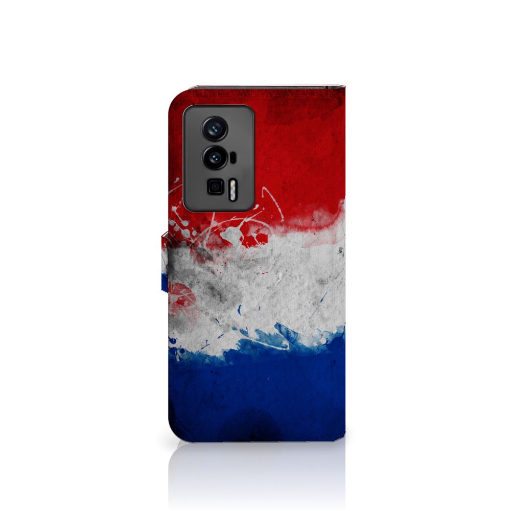Xiaomi Poco F5 Pro Bookstyle Case Nederland met design van de Nederlandse vlag in artistieke stijl.
