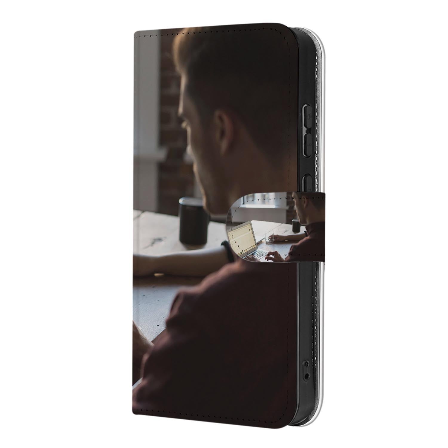 Samsung Galaxy S26 Ultra Bookcase Hoesje Maken met Foto | Naadloos Design Voorkant met persoon aan tafel.