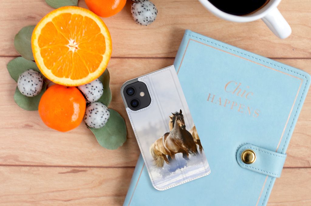 iPhone 12 Mini Hoesje maken Paarden met paardenprint, stijlvolle accessoire op een houten tafel.