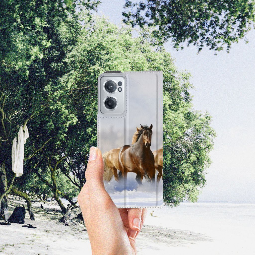 OnePlus Nord CE 2 5G Hoesje maken Paarden met paardenprint op strand achtergrond