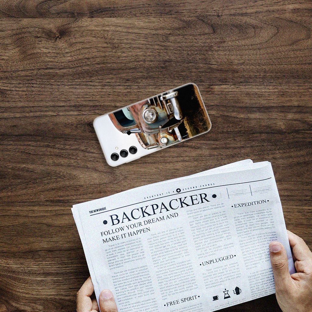 Samsung Galaxy A14 5G Siliconen Hoesje met foto Vintage Auto op een houten tafel naast een krant.