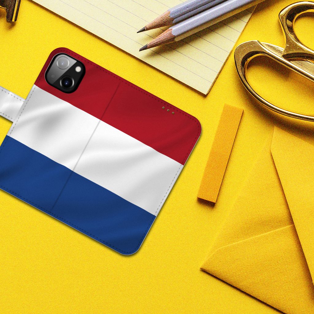 Apple iPhone 14 Bookstyle Case Nederlandse Vlag op een bureau met kantoorbenodigdheden.