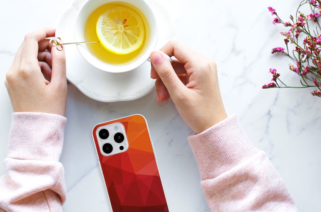 TPU Hoesje voor iPhone 15 Pro Max Polygon Red met hand en een kopje thee met citroen.