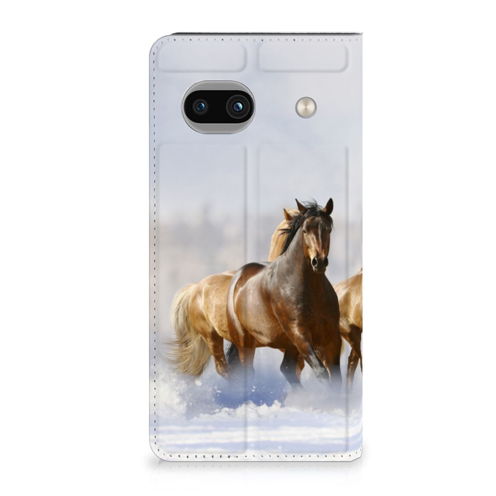 Google Pixel 8A Hoesje maken Paarden met afbeelding van rennende paarden in sneeuw.