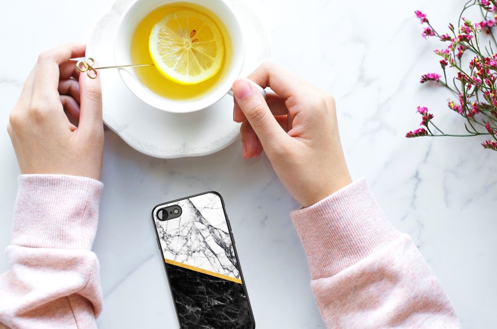 iPhone SE 2022 | SE 2020 | 7/8 Marmeren Print Telefoonhoesje Marmer Wit Zwart - Origineel Cadeau Man op tafel met een kopje thee.