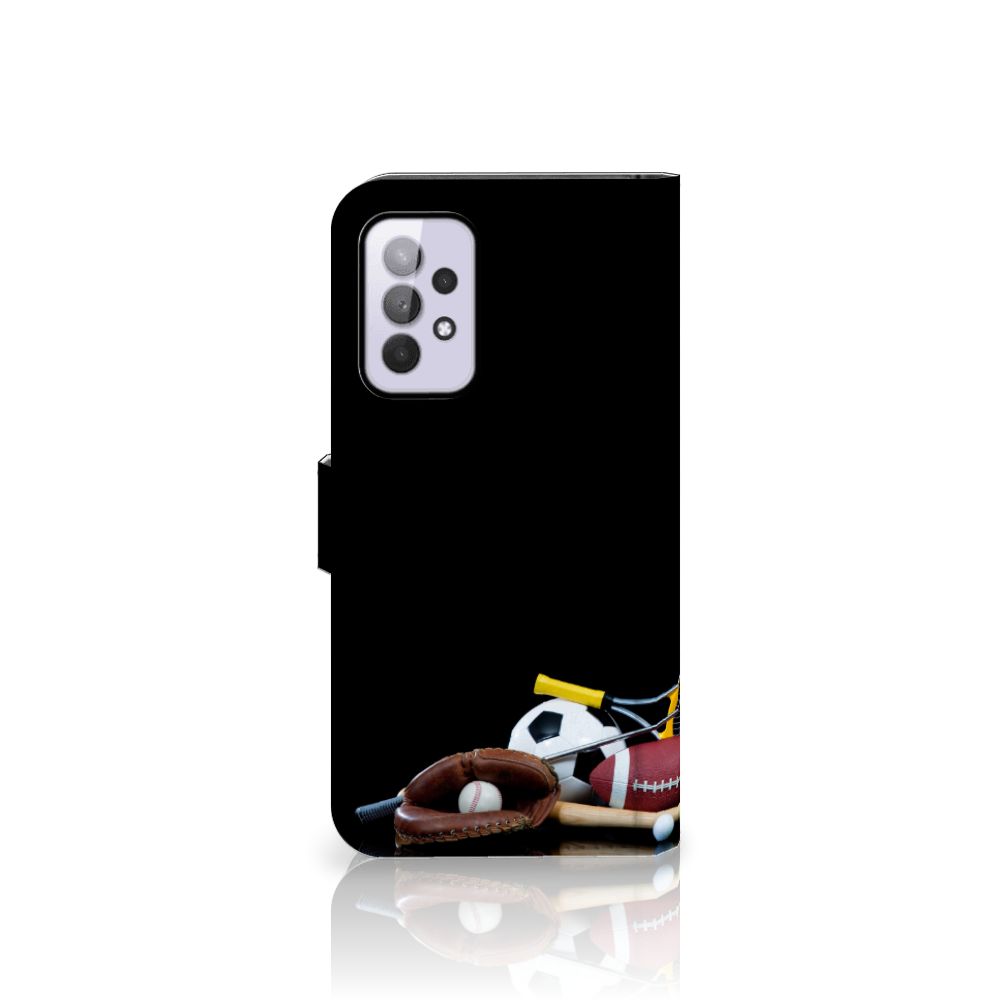 Samsung Galaxy A33 5G Wallet Case met Pasjes Sports met sportuitrusting in de achtergrond.