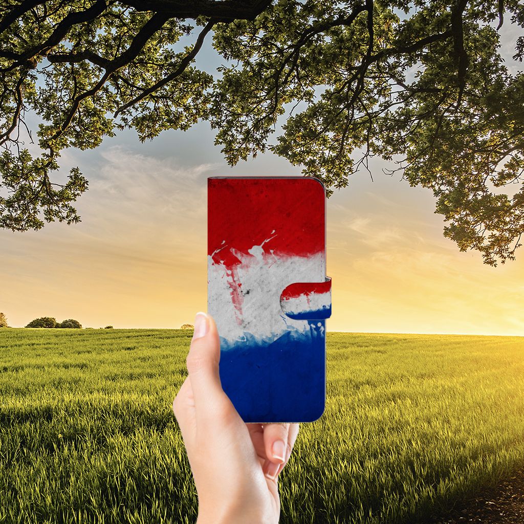 Samsung Galaxy M14 Bookstyle Case Nederland met design van de Nederlandse vlag in een natuurlijke omgeving.
