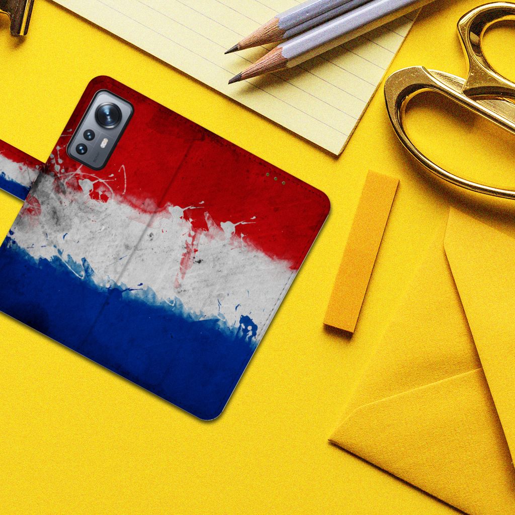 Xiaomi 12 | 12X Bookstyle Case Nederland met ontwerp van de Nederlandse vlag op een bureau.