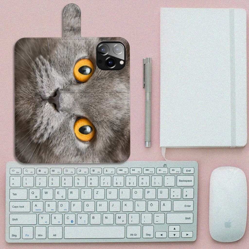 Telefoonhoesje met Pasjes iPhone 14 Pro Max Britse Korthaar met een grijze kat met gele ogen.