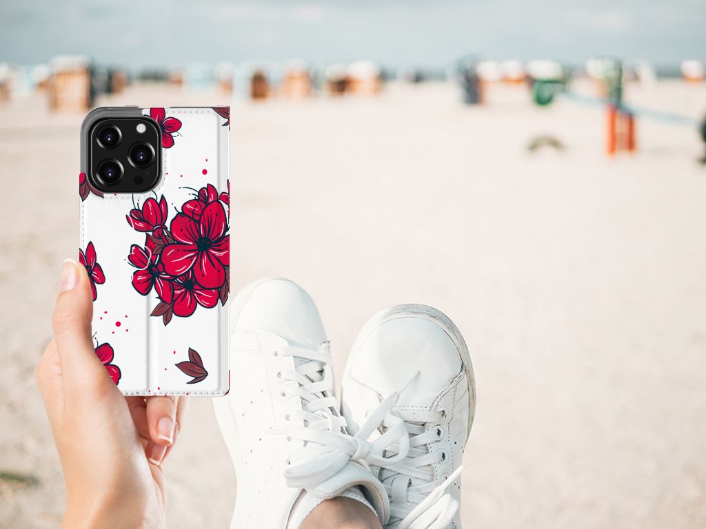 iPhone 13 Pro Smart Cover Blossom Red met bloesemdesign op een strand, heldere lucht en sneakers 🌸.