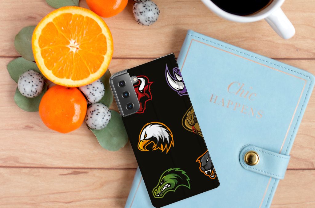 Samsung Galaxy S21 Plus Magnet Case Cartoon met verschillende cartoonlogo's op een houten tafel.